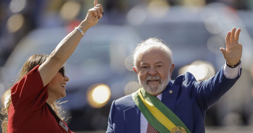 Com coro pela democracia, Lula participa de desfile pela nona vez
