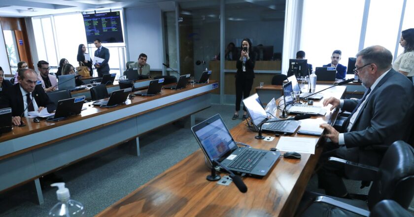 Comissão do Senado adia votação sobre vacinação em escolas públicas