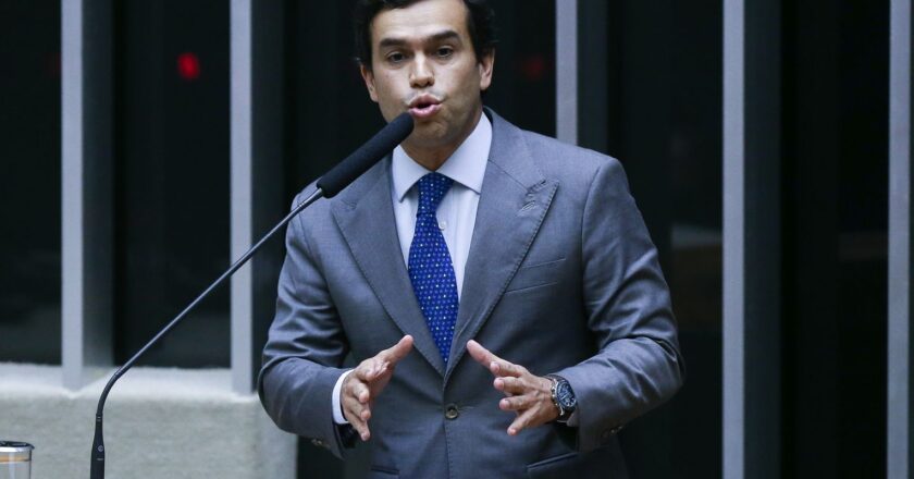 Câmara aprova projeto que retoma voto de desempate do governo no Carf