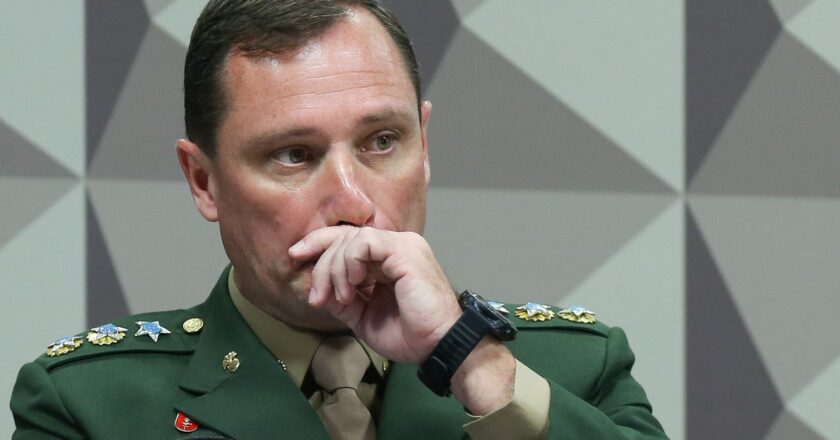 Procuradoria pede arquivamento de ação da CPMI contra Mauro Cid