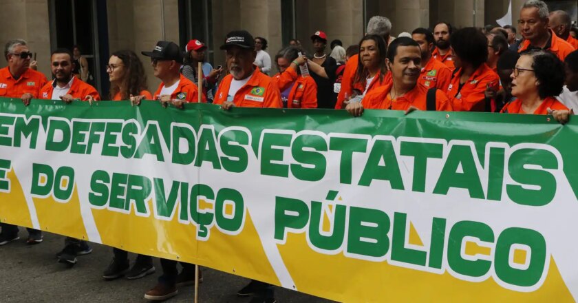 Ato pela Petrobras e pelas estatais reúne diversas categorias no Rio