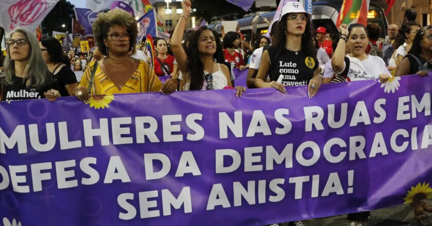 Mulheres ocupam Centro do Rio e homenageiam Marielle em ato 8M