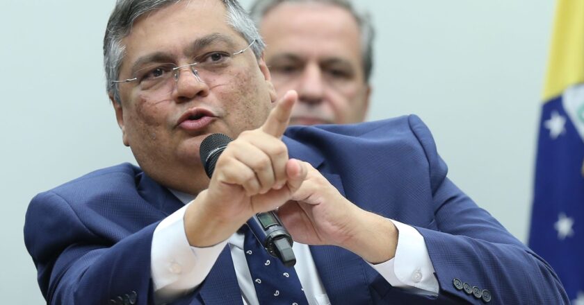 Ministro determina à PF que analise ofensas contra professores