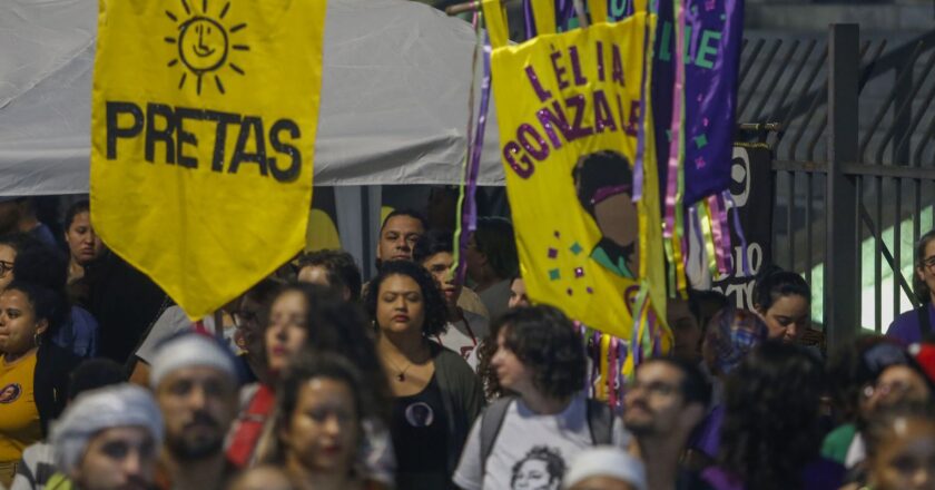 Mulheres negras marcham em SP pedindo democracia e justiça
