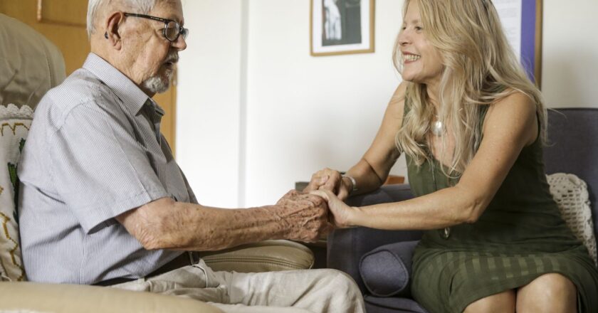 Cuidadores de pacientes com Alzheimer precisam de atenção e proteção