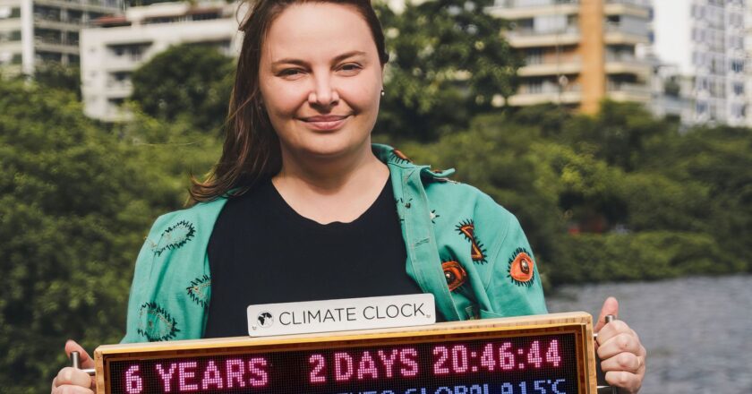 Relógio no Cristo Redentor alerta sobre impactos das mudanças do clima