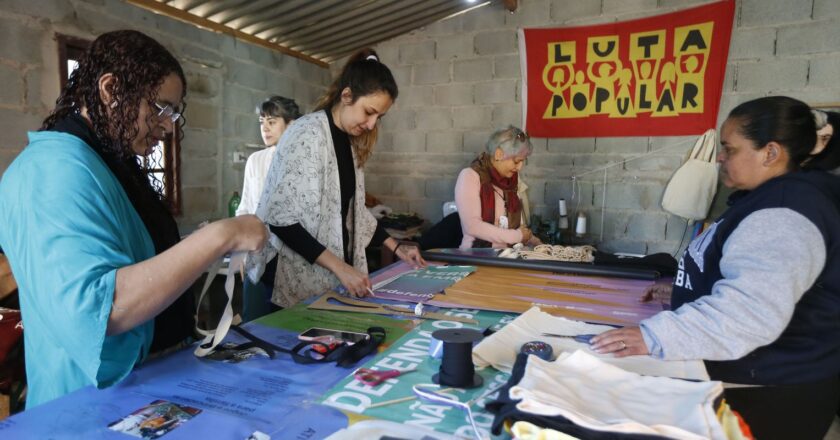 Mulheres de ocupação lançam coleção com tecidos de reuso em Osasco