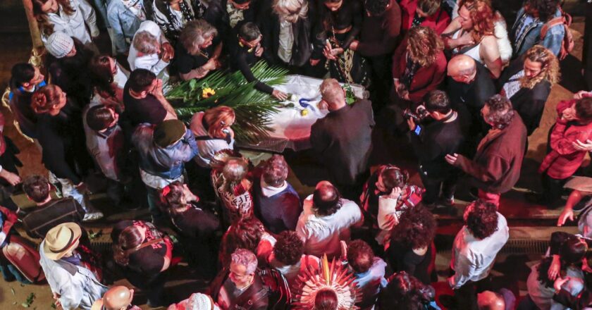 Com celebração festiva, Teatro Oficina recebe velório de Zé Celso