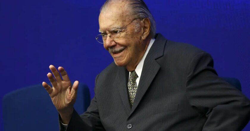 Ex-presidente José Sarney é internado após sofrer queda em casa