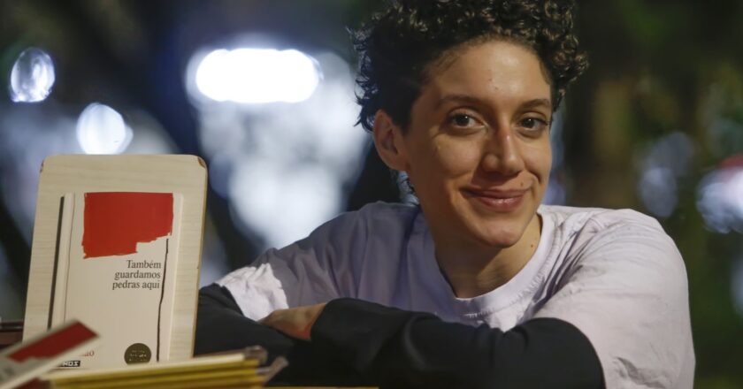 Poeta vencedora do Prêmio Jabuti transita do slam à literatura grega