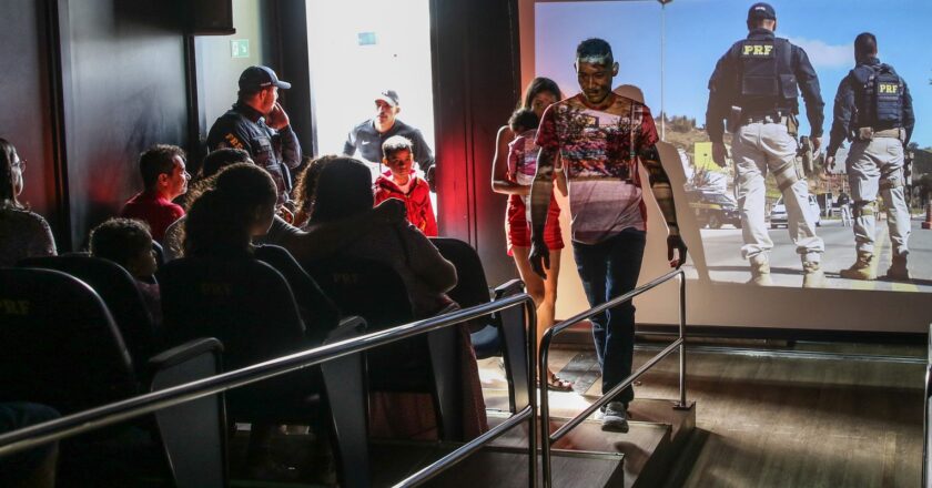PRF realiza Cinema Rodoviário para conscientizar sobre trânsito seguro