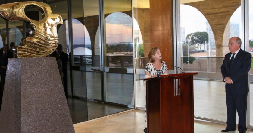 Itamaraty recebe escultura da artista Marianne Peretti