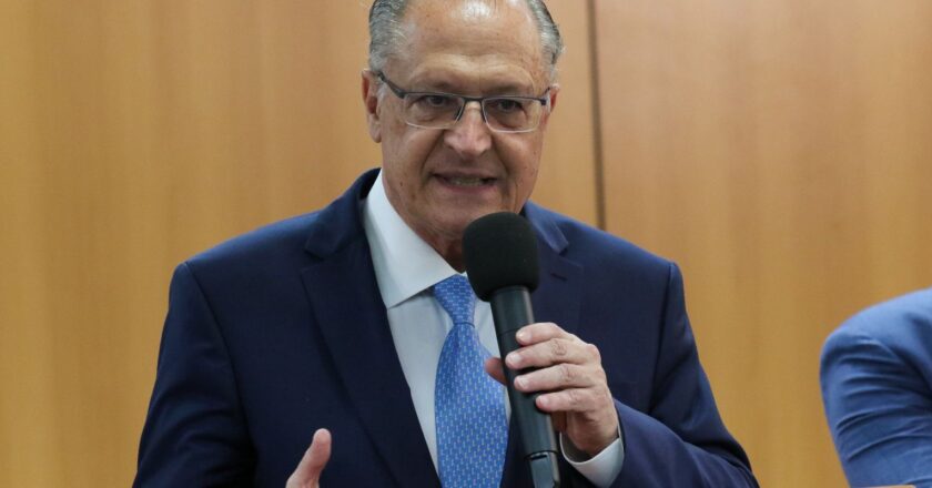 Alckmin diz que Lula cumpre rigorosamente promessa de campanha