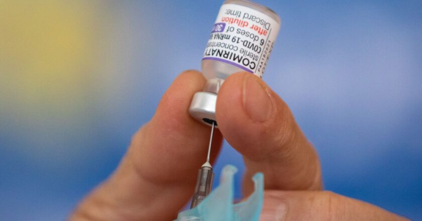 Covid-19: Vacuna bivalente Comirnaty obtiene registro definitivo