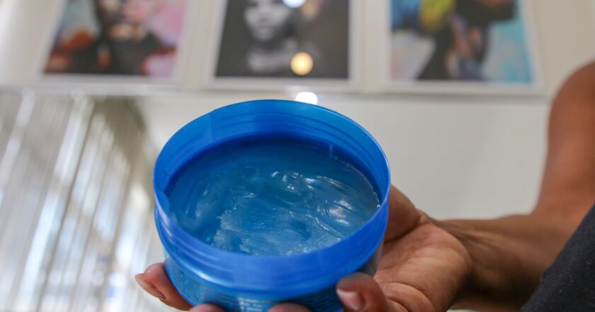 Relatos de cegueira levam Anvisa a proibir venda de pomadas capilares