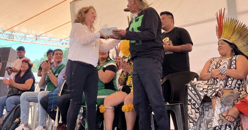 Cacique Raoni recebe carta do rei britânico Charles III