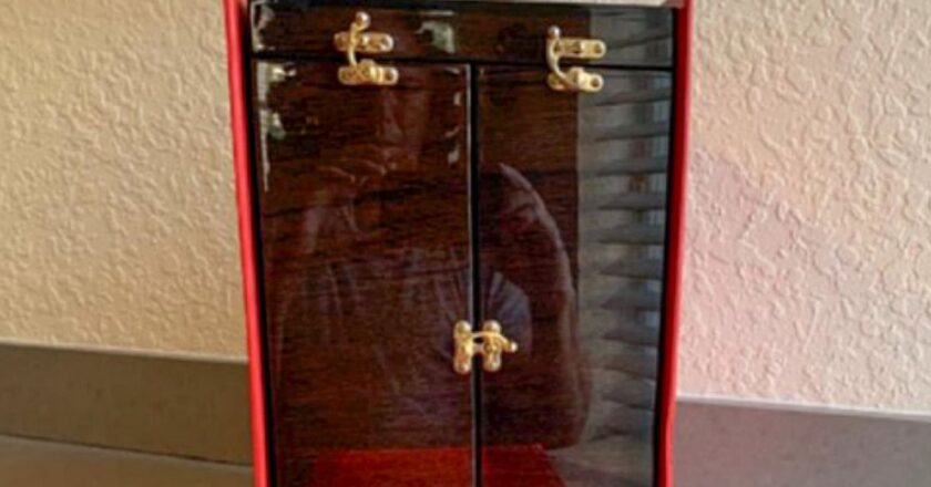 PF diz que presentes saíram do Brasil em mala no avião presidencial