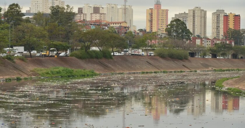 Mancha de poluição no Rio Tietê quase dobra em dois anos