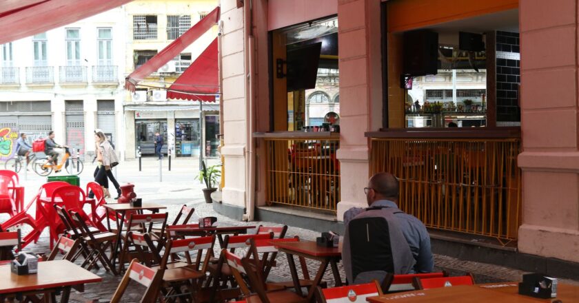 Mais da metade dos bares e restaurantes opera sem lucro em novembro