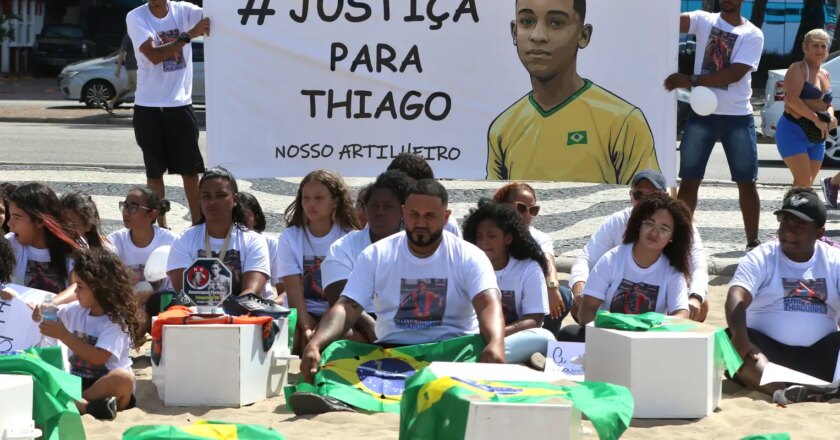 Ato em Copacabana pede justiça por rapaz morto em ação policial
