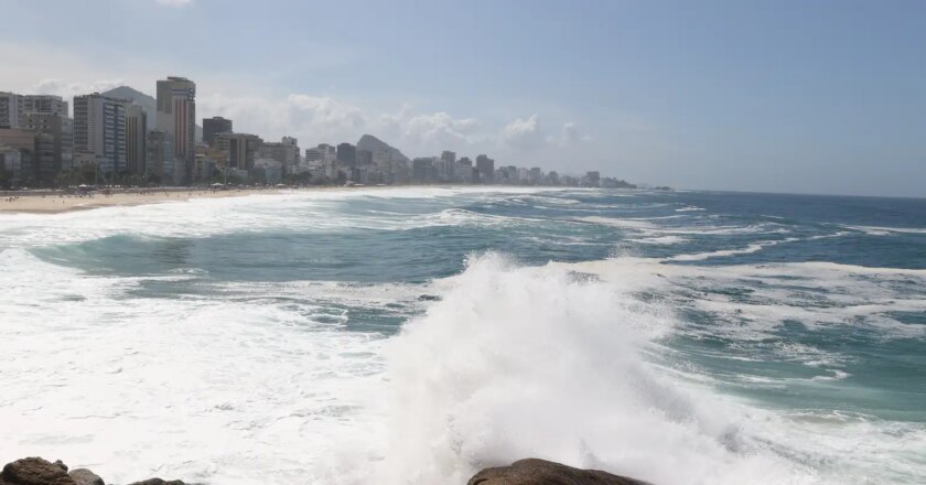 Ressaca pode provocar ondas de até 4 m na cidade do Rio de Janeiro