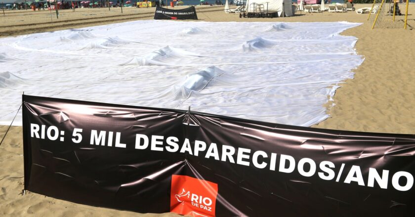 Ato em Copacabana cobra respostas sobre desaparecimento de Amarildo