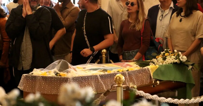 Amigos e fãs despedem-se de João Donato