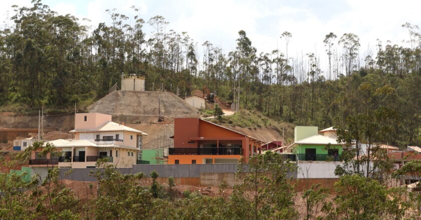 Sete anos e meio após tragédia, 4 famílias recebem casas em Mariana