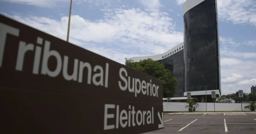 TSE suspende sessão com 3 votos a 1 pela inelegibilidade de Bolsonaro