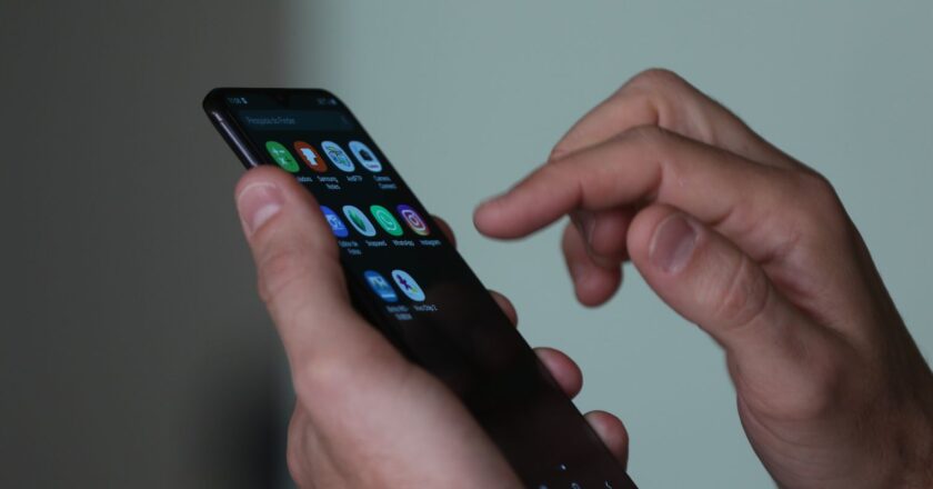 SP: app do governo é instalado sem permissão em celulares de alunos