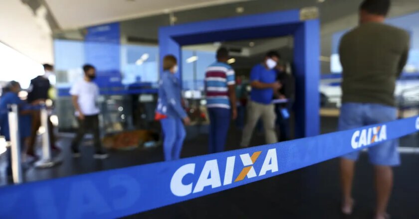 Caixa começa a pagar hoje abono salarial de 2021