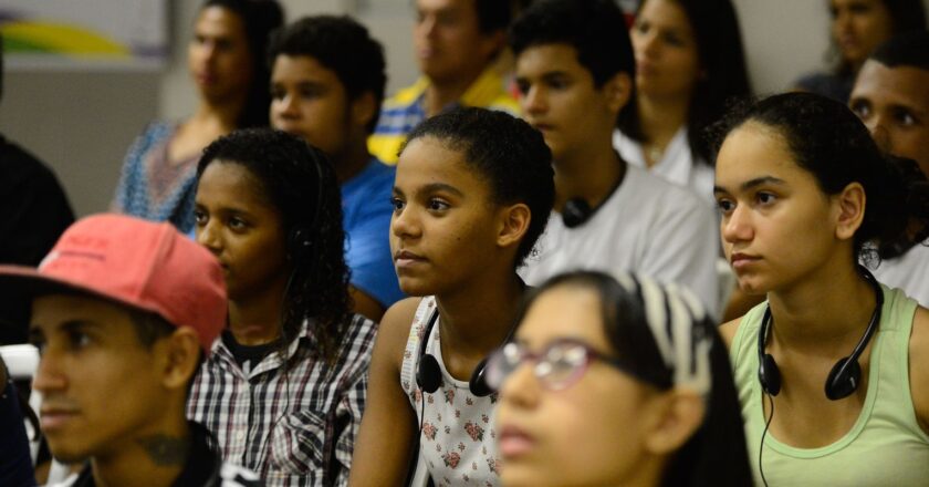 Pobreza e violência pioram saúde mental de jovens