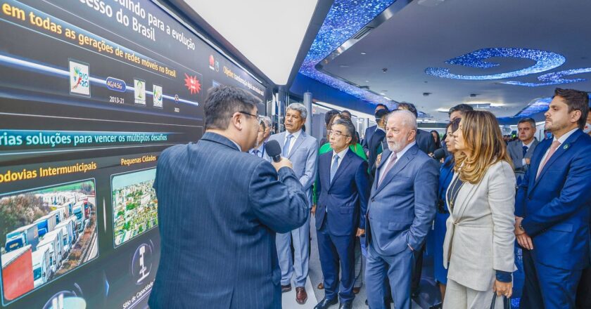 Lula visita centro de pesquisa de empresa de tecnologia em Xangai