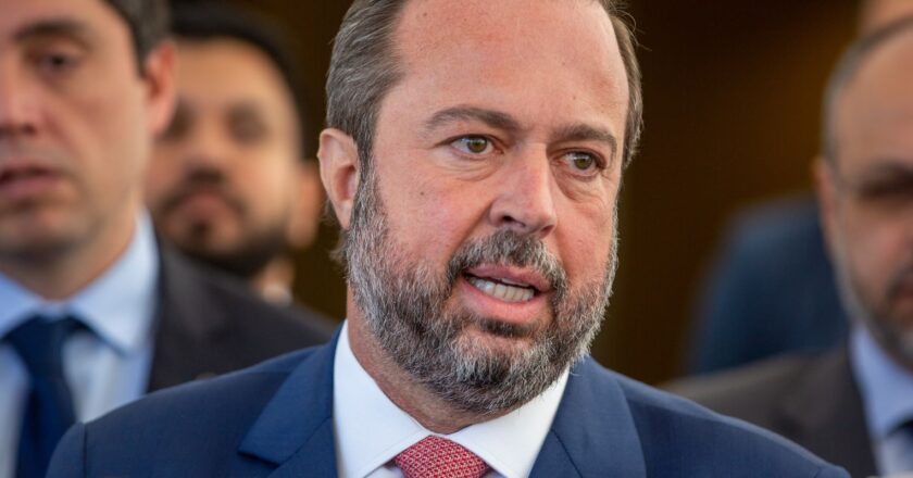 Ministro diz que Petrobras está abrasileirando preço dos combustíveis