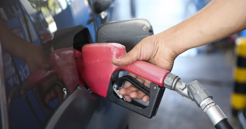 Petroleiros aprovam medida que barateia preço dos combustíveis