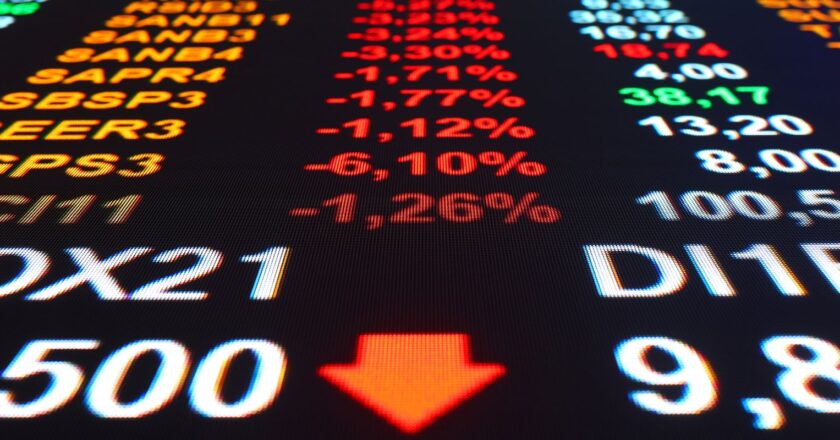 Bolsa fecha no menor nível desde julho após críticas do governo ao BC