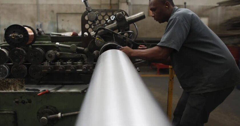 Variação positiva do PIB é influenciada por serviços e indústria