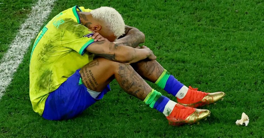 Tristeza permanece na chegada de seleção ao Brasil