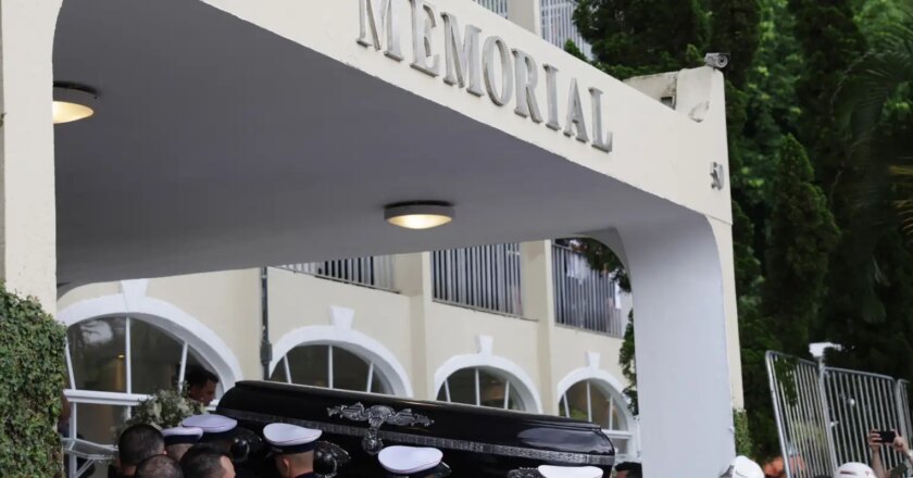 Pelé es enterrado tras procesión por las calles de Santos