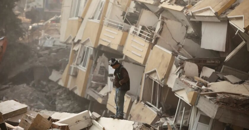 Equipes de resgate permanecem nos escombros de Turquia e Síria