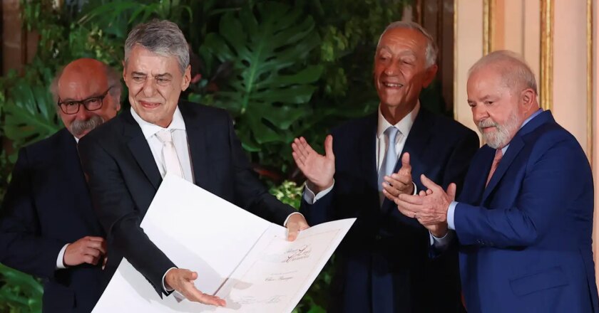 Chico Buarque recebe Prêmio Camões após quatro anos