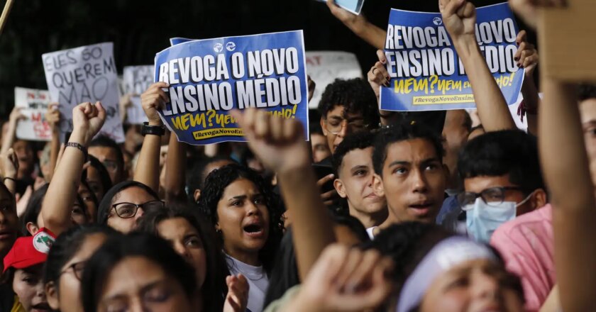 Estudantes fazem passeata pela revogação do novo ensino médio em SP