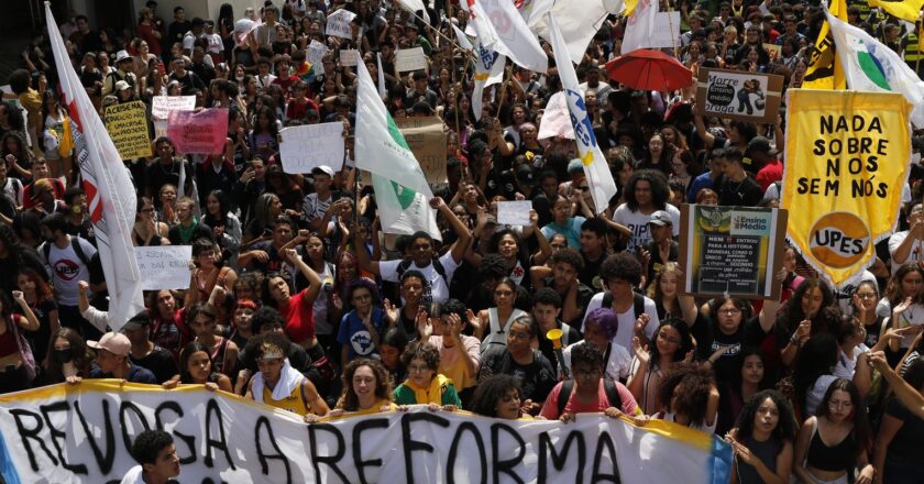 Entidades ligadas à educação aprovam suspensão do novo ensino médio