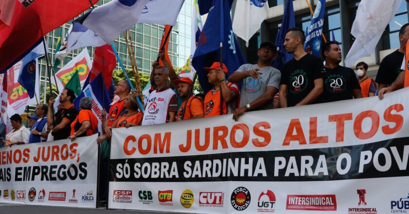 Centrais sindicais protestam contra taxa básica de juros de 13,75%