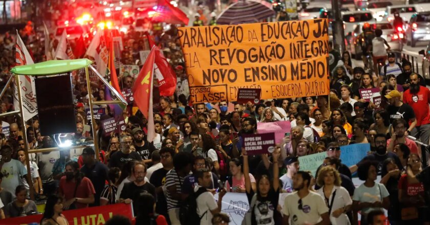 Professores e alunos fazem manifestação em SP contra novo ensino médio