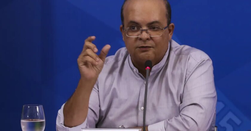 Governador afastado do DF entregará celular à PF na segunda-feira