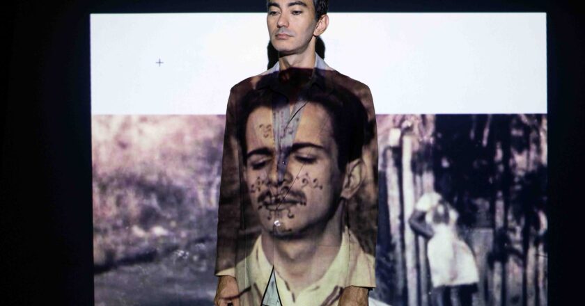 Na Casa Laura Alvim, espetáculo conta trajetória de Darcy Ribeiro