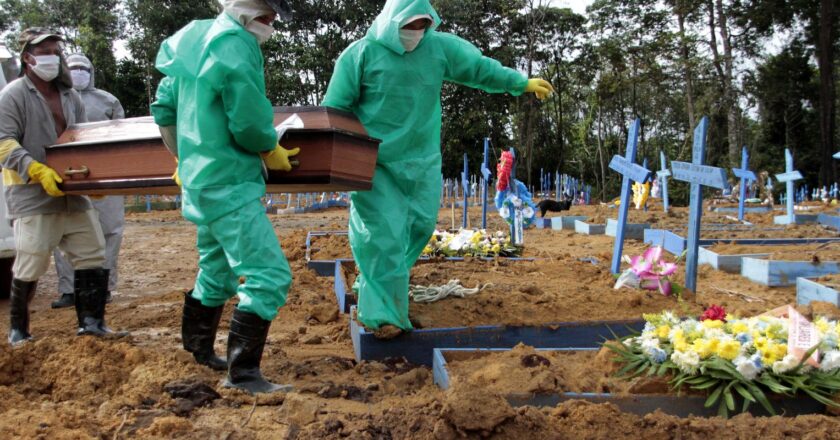 Brasil alcanza las 700 mil muertes por covid-19