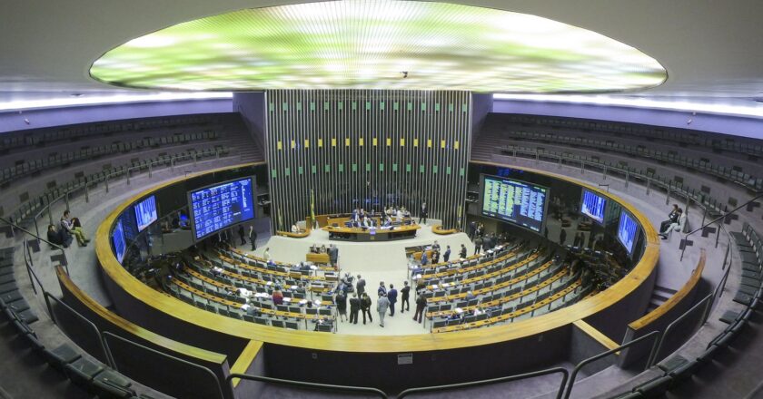 Câmara aprova texto-base da PEC da Transição em primeiro turno
