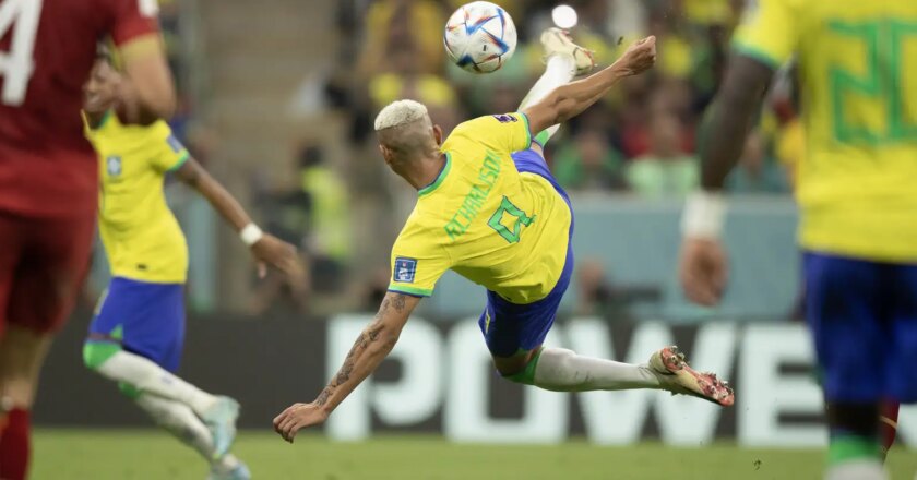 Gol de voleio de Richarlison é eleito o mais bonito da Copa do Catar